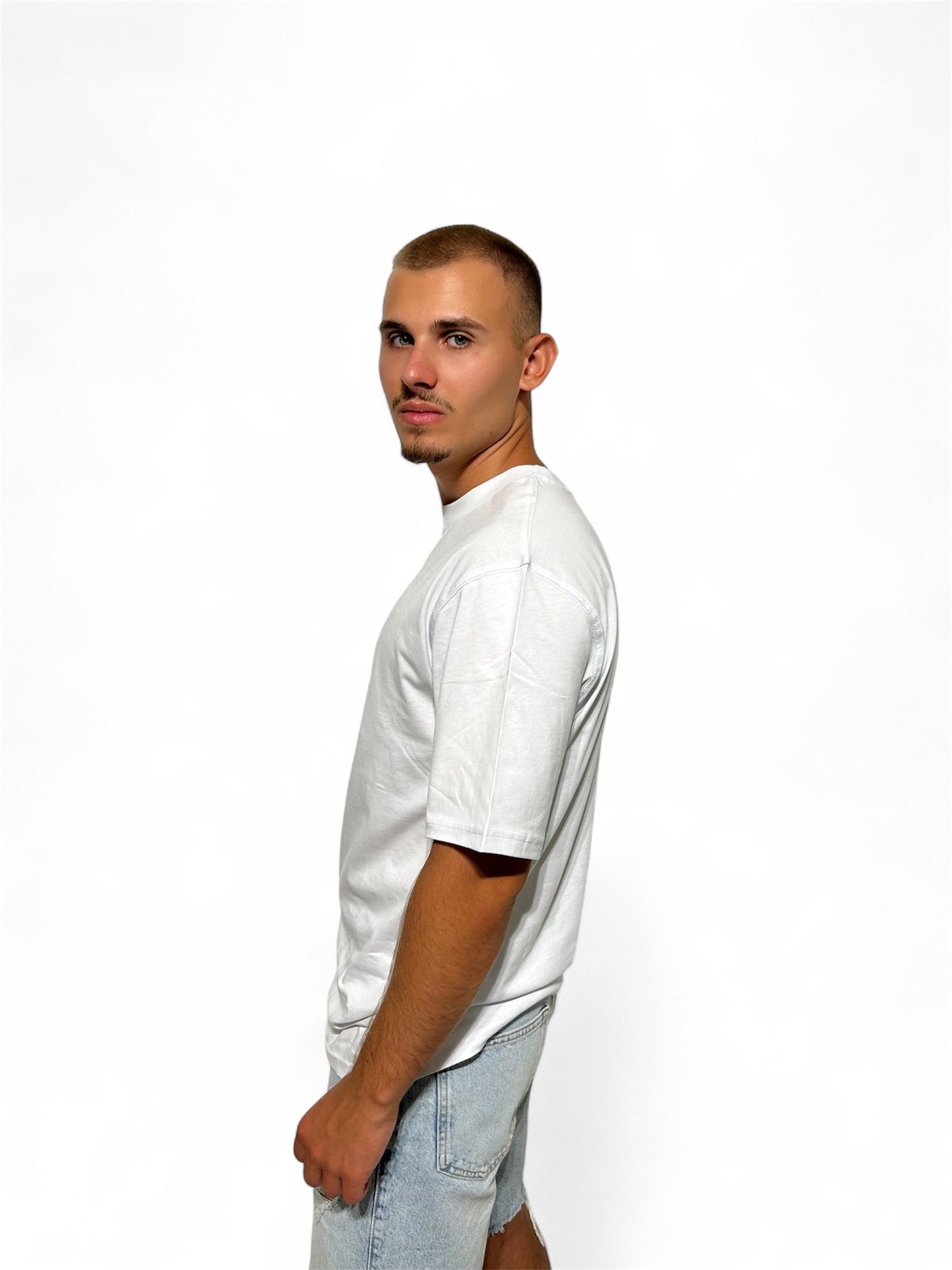 A clean, minimalist t-shirt that offers both comfort and style. Made from a high-quality, stretch fabric (95% cotton, 5% elastane), it ensures a pleasant wear throughout the day. The natural breathability of cotton provides lasting freshness, while the elastane guarantees a perfect fit. An ideal choice for everyday wear, it also pairs seamlessly with smart-casual outfits.