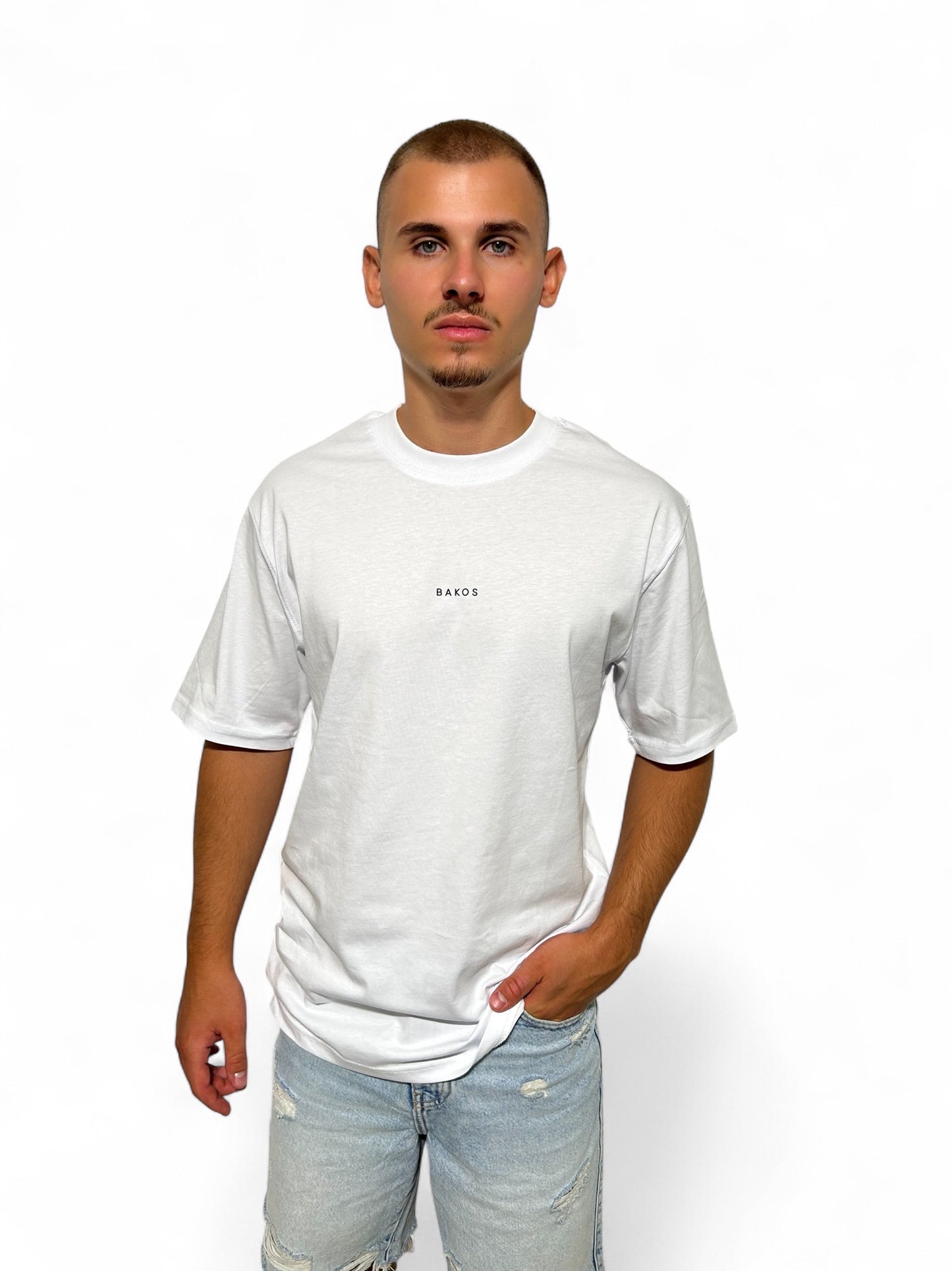 A clean, minimalist t-shirt that offers both comfort and style. Made from a high-quality, stretch fabric (95% cotton, 5% elastane), it ensures a pleasant wear throughout the day. The natural breathability of cotton provides lasting freshness, while the elastane guarantees a perfect fit. An ideal choice for everyday wear, it also pairs seamlessly with smart-casual outfits.