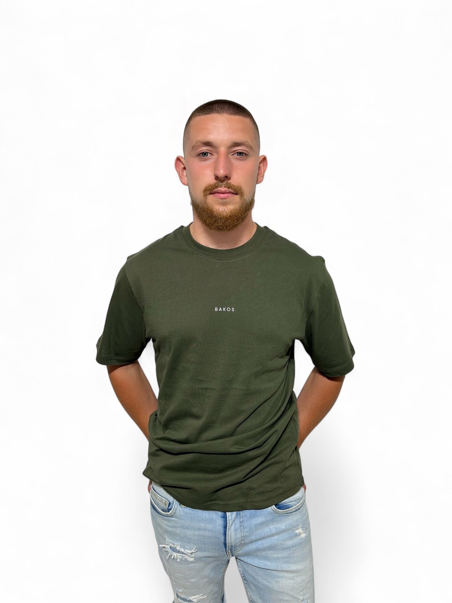 A clean, minimalist t-shirt that offers both comfort and style. Made from a high-quality, stretch fabric (95% cotton, 5% elastane), it ensures a pleasant wear throughout the day. The natural breathability of cotton provides lasting freshness, while the elastane guarantees a perfect fit. An ideal choice for everyday wear, it also pairs seamlessly with smart-casual outfits.
