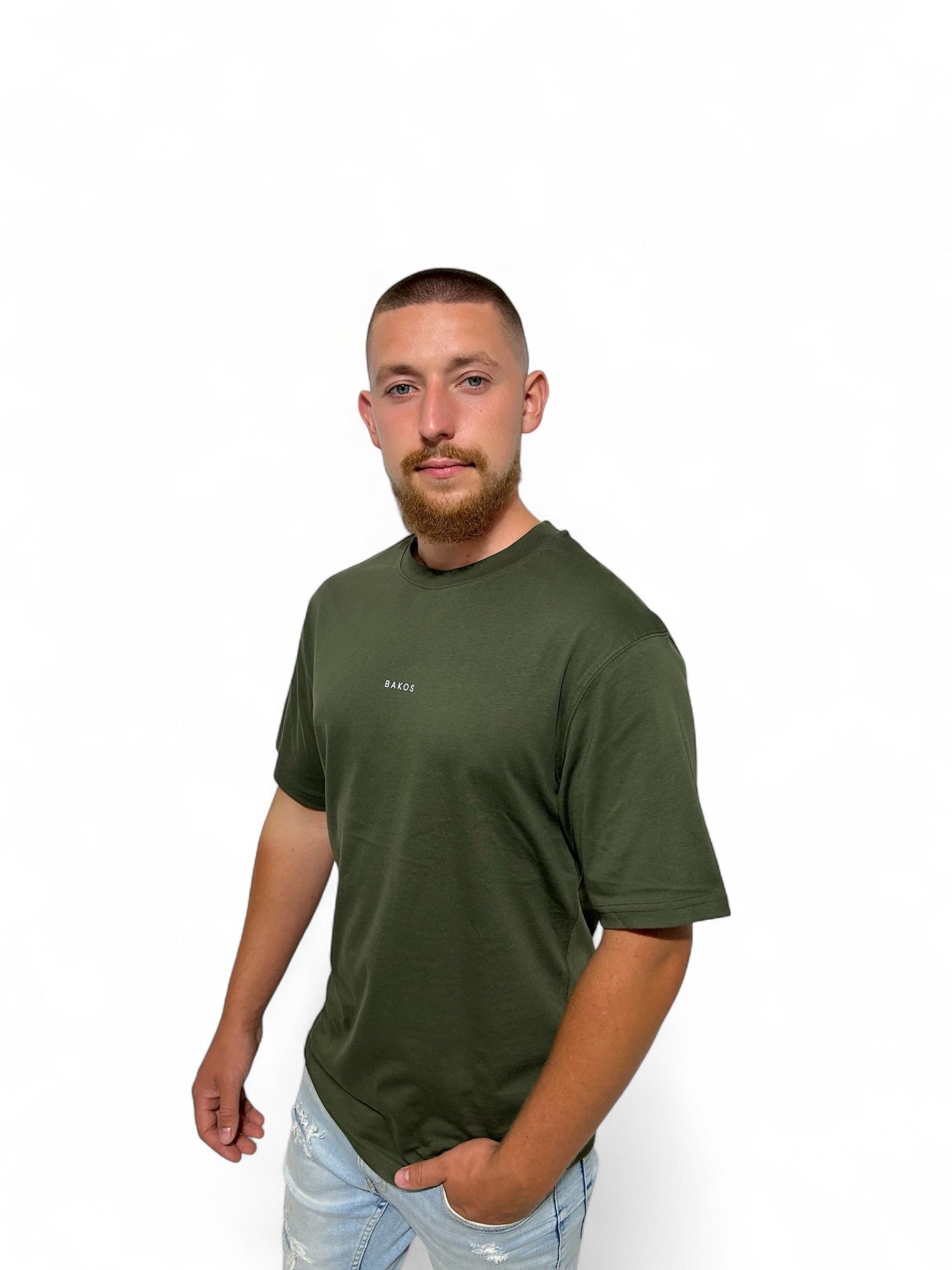A clean, minimalist t-shirt that offers both comfort and style. Made from a high-quality, stretch fabric (95% cotton, 5% elastane), it ensures a pleasant wear throughout the day. The natural breathability of cotton provides lasting freshness, while the elastane guarantees a perfect fit. An ideal choice for everyday wear, it also pairs seamlessly with smart-casual outfits.