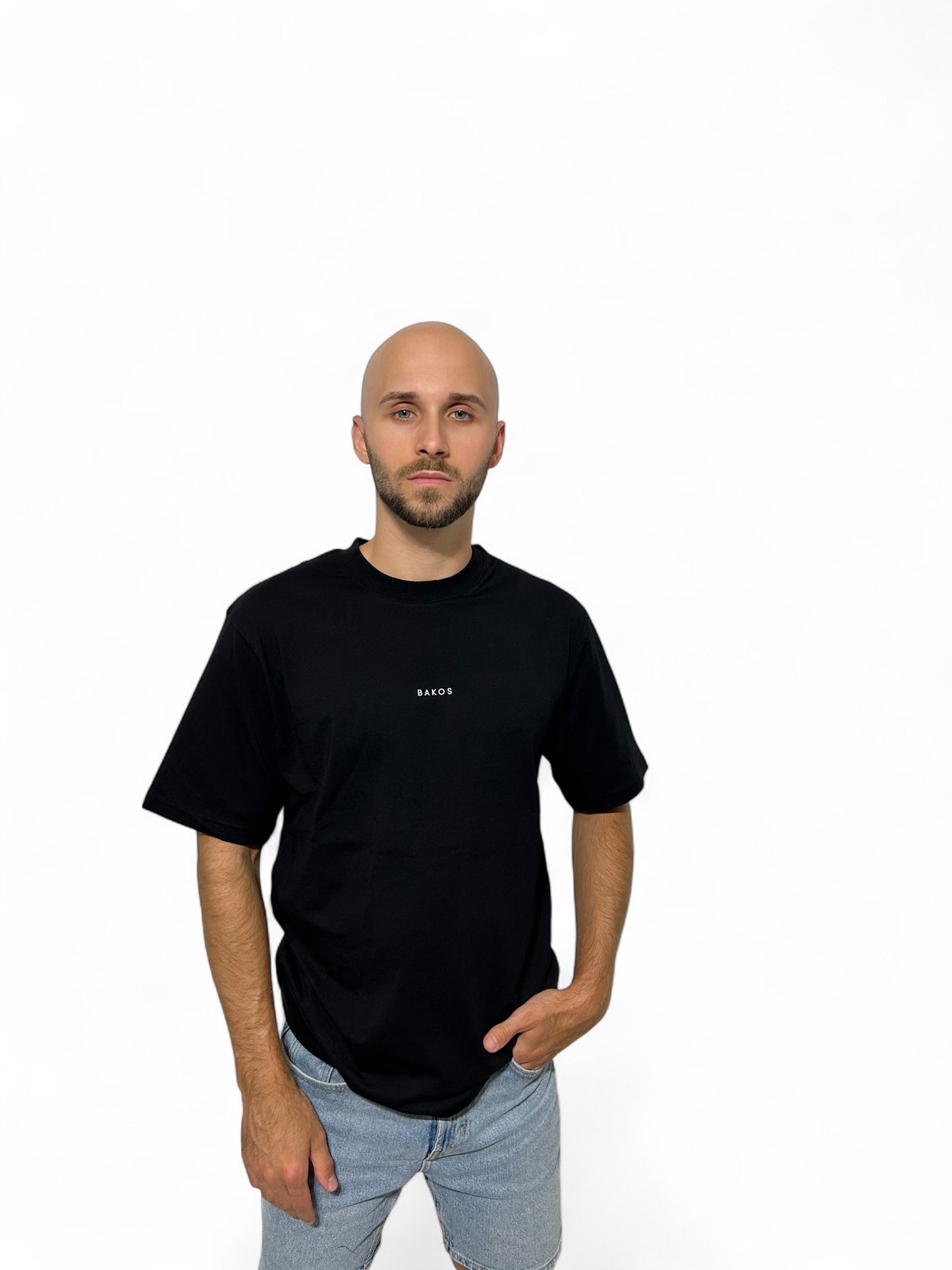 A clean, minimalist t-shirt that offers both comfort and style. Made from a high-quality, stretch fabric (95% cotton, 5% elastane), it ensures a pleasant wear throughout the day. The natural breathability of cotton provides lasting freshness, while the elastane guarantees a perfect fit. An ideal choice for everyday wear, it also pairs seamlessly with smart-casual outfits.