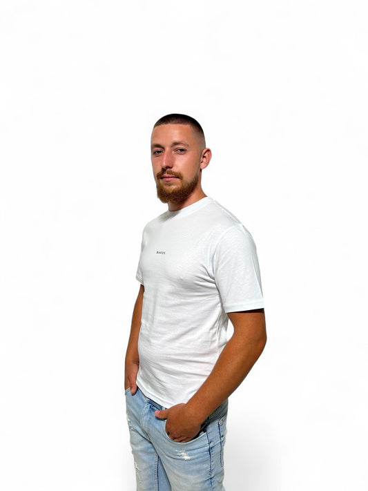 A clean, minimalist t-shirt that offers both comfort and style. Made from a high-quality, stretch fabric (95% cotton, 5% elastane), it ensures a pleasant wear throughout the day. The natural breathability of cotton provides lasting freshness, while the elastane guarantees a perfect fit. An ideal choice for everyday wear, it also pairs seamlessly with smart-casual outfits.