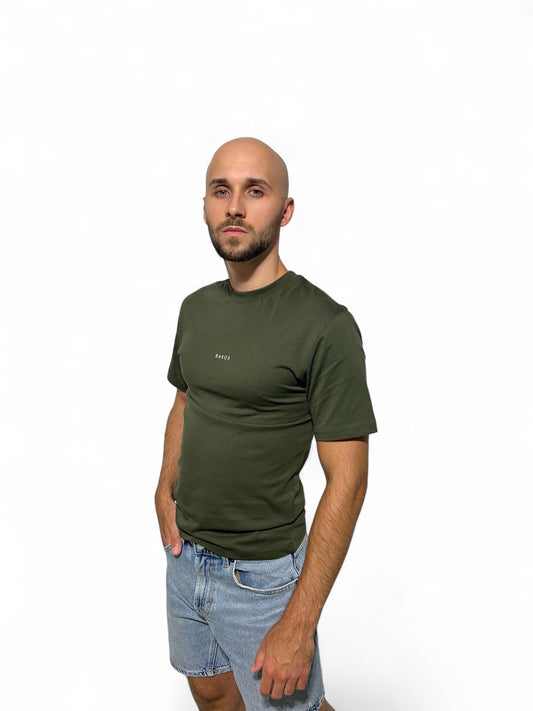 A clean, minimalist t-shirt that offers both comfort and style. Made from a high-quality, stretch fabric (95% cotton, 5% elastane), it ensures a pleasant wear throughout the day. The natural breathability of cotton provides lasting freshness, while the elastane guarantees a perfect fit. An ideal choice for everyday wear, it also pairs seamlessly with smart-casual outfits.