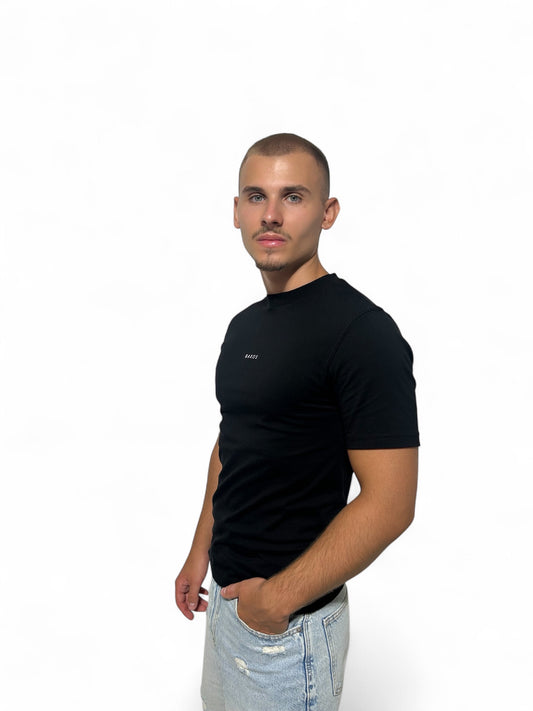 A clean, minimalist t-shirt that offers both comfort and style. Made from a high-quality, stretch fabric (95% cotton, 5% elastane), it ensures a pleasant wear throughout the day. The natural breathability of cotton provides lasting freshness, while the elastane guarantees a perfect fit. An ideal choice for everyday wear, it also pairs seamlessly with smart-casual outfits.