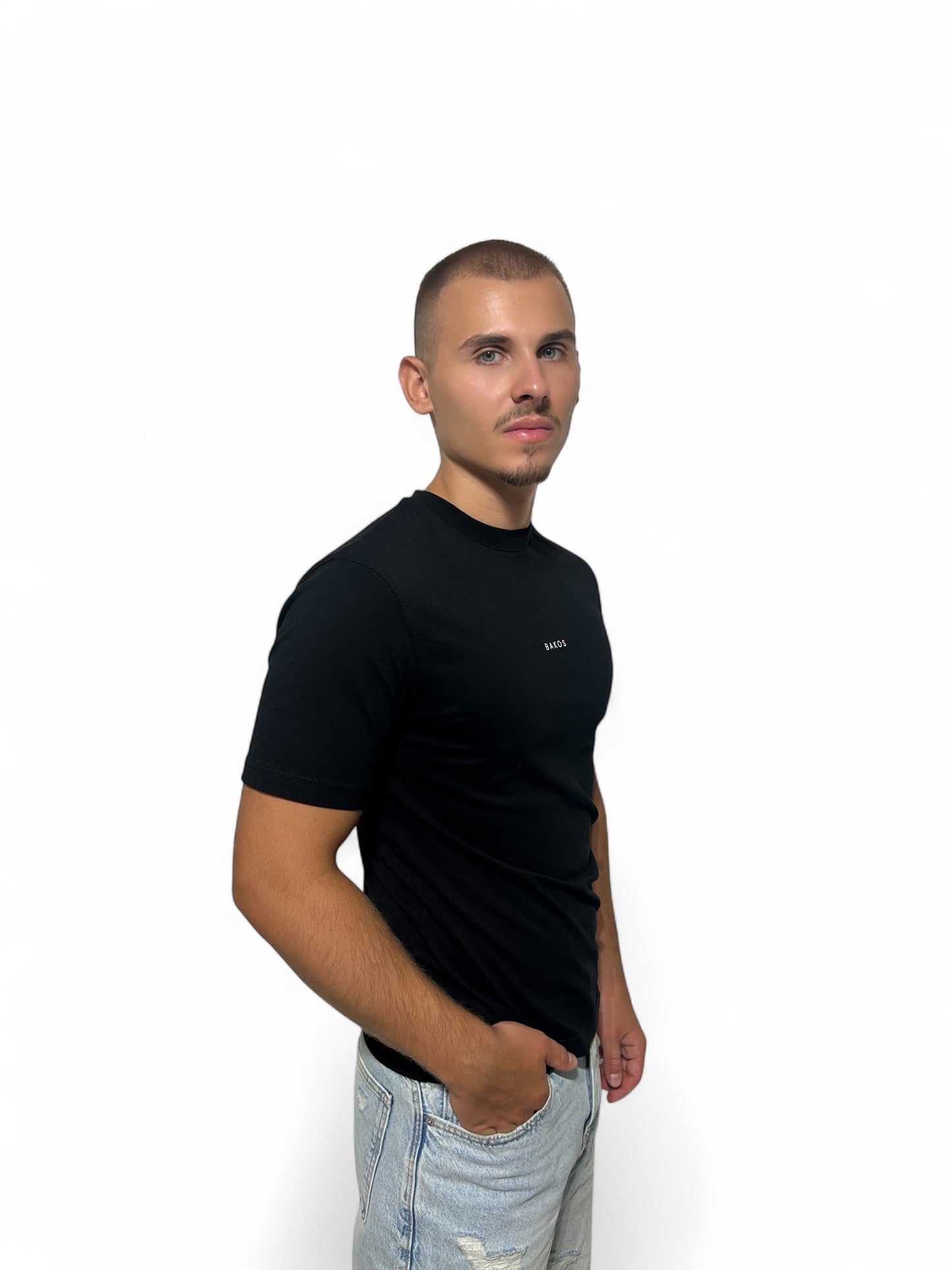 A clean, minimalist t-shirt that offers both comfort and style. Made from a high-quality, stretch fabric (95% cotton, 5% elastane), it ensures a pleasant wear throughout the day. The natural breathability of cotton provides lasting freshness, while the elastane guarantees a perfect fit. An ideal choice for everyday wear, it also pairs seamlessly with smart-casual outfits.