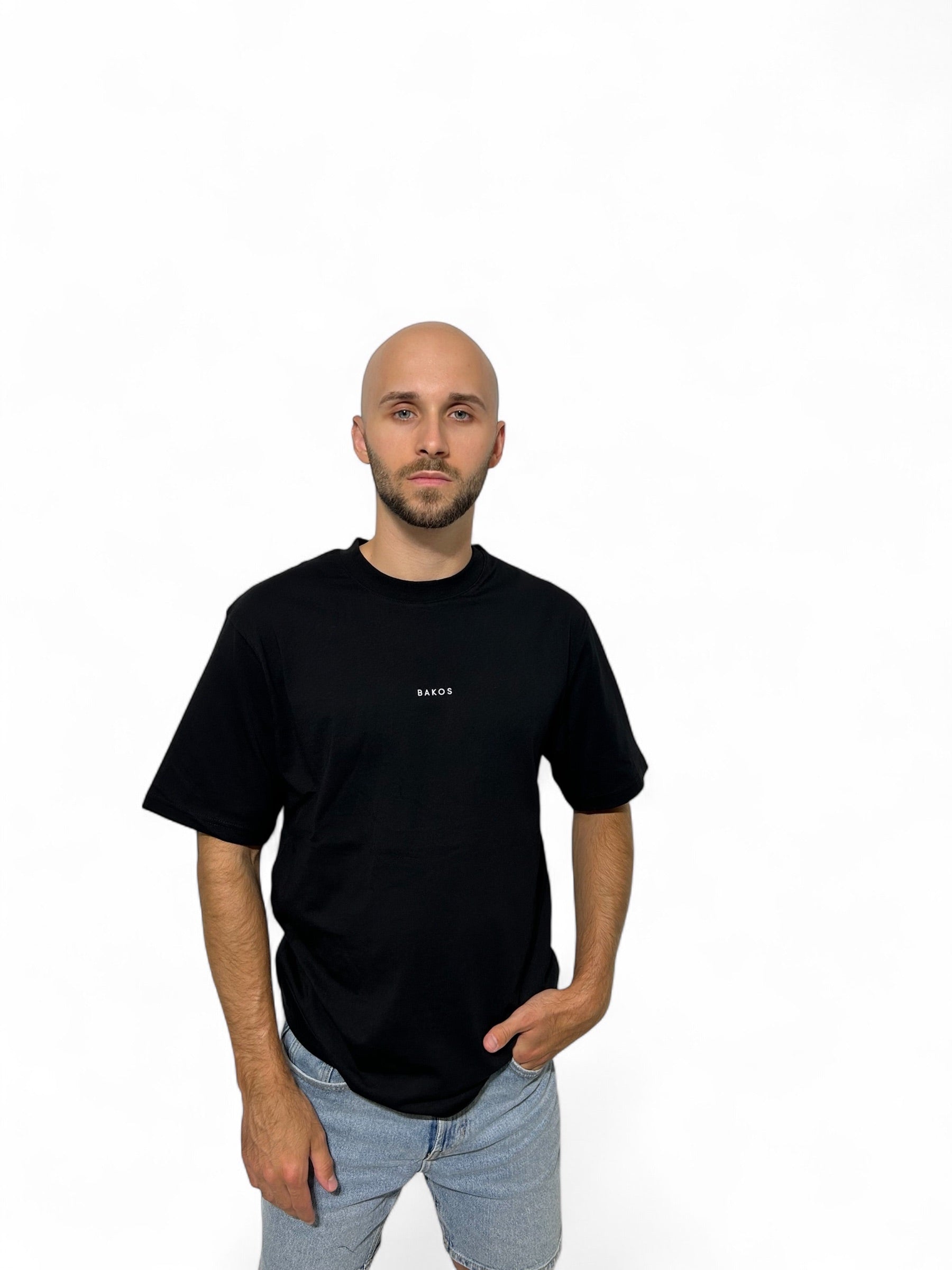 A clean, minimalist t-shirt that offers both comfort and style. Made from a high-quality, stretch fabric (95% cotton, 5% elastane), it ensures a pleasant wear throughout the day. The natural breathability of cotton provides lasting freshness, while the elastane guarantees a perfect fit. An ideal choice for everyday wear, it also pairs seamlessly with smart-casual outfits.