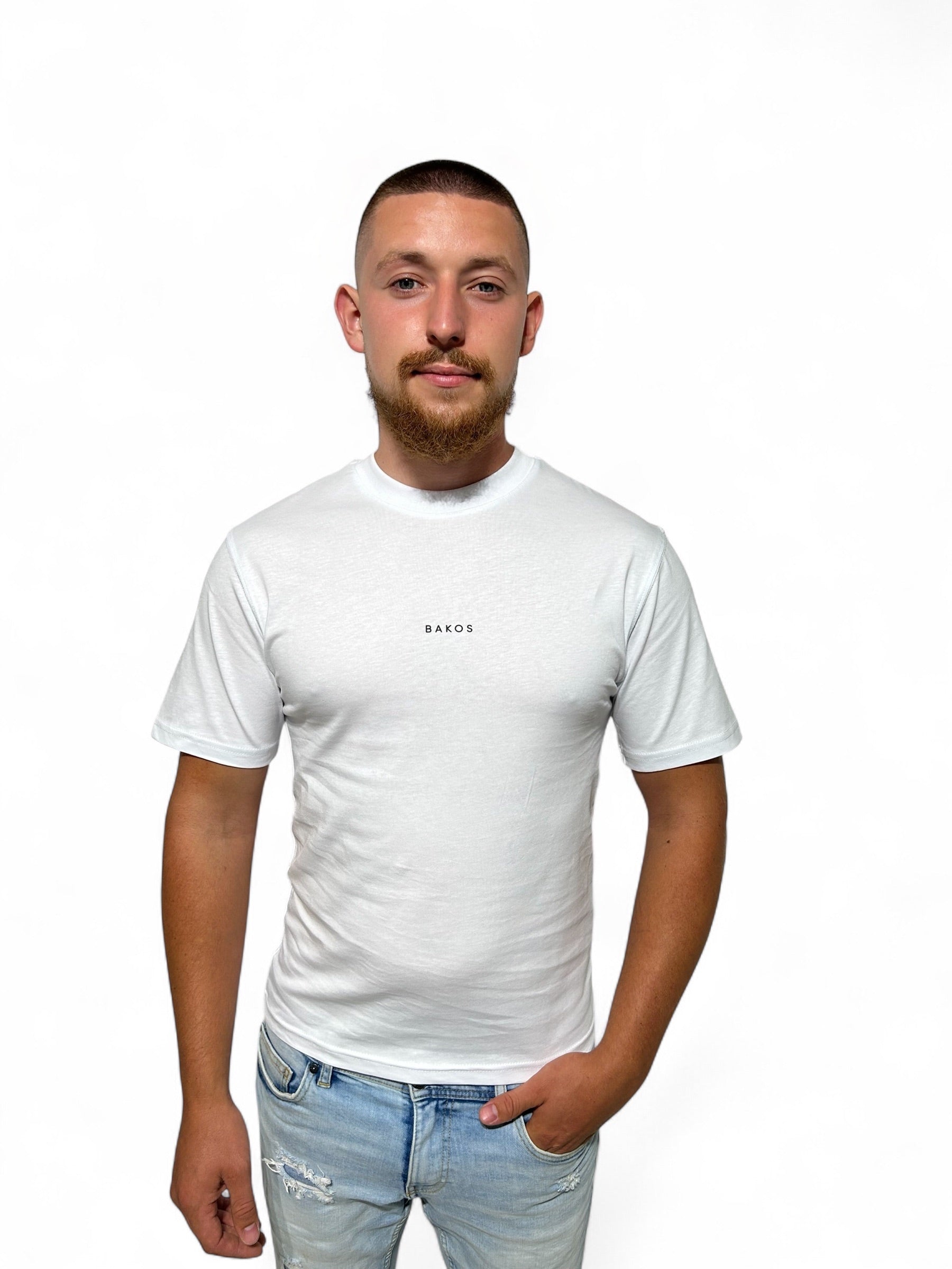 A clean, minimalist t-shirt that offers both comfort and style. Made from a high-quality, stretch fabric (95% cotton, 5% elastane), it ensures a pleasant wear throughout the day. The natural breathability of cotton provides lasting freshness, while the elastane guarantees a perfect fit. An ideal choice for everyday wear, it also pairs seamlessly with smart-casual outfits.