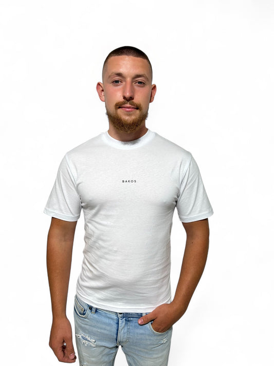 A clean, minimalist t-shirt that offers both comfort and style. Made from a high-quality, stretch fabric (95% cotton, 5% elastane), it ensures a pleasant wear throughout the day. The natural breathability of cotton provides lasting freshness, while the elastane guarantees a perfect fit. An ideal choice for everyday wear, it also pairs seamlessly with smart-casual outfits.