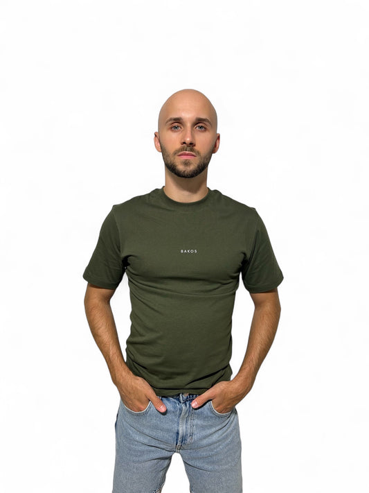 A clean, minimalist t-shirt that offers both comfort and style. Made from a high-quality, stretch fabric (95% cotton, 5% elastane), it ensures a pleasant wear throughout the day. The natural breathability of cotton provides lasting freshness, while the elastane guarantees a perfect fit. An ideal choice for everyday wear, it also pairs seamlessly with smart-casual outfits.