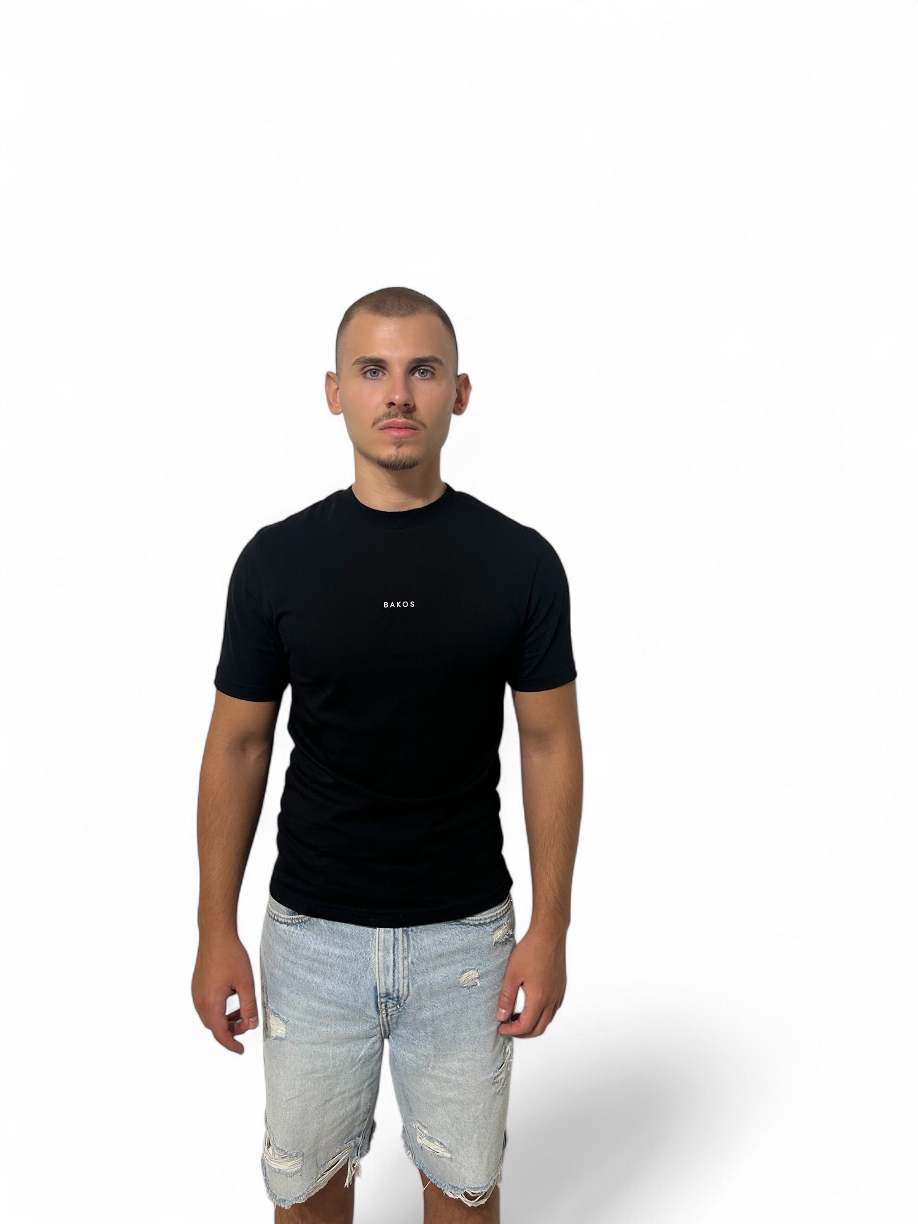 A clean, minimalist t-shirt that offers both comfort and style. Made from a high-quality, stretch fabric (95% cotton, 5% elastane), it ensures a pleasant wear throughout the day. The natural breathability of cotton provides lasting freshness, while the elastane guarantees a perfect fit. An ideal choice for everyday wear, it also pairs seamlessly with smart-casual outfits.